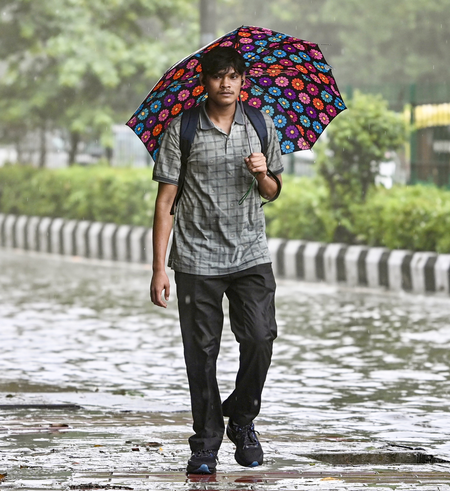 एनसीआर में फिर बदला मौसम का मिजाज, आज-कल बारिश के आसार; तापमान में आएगी गिरावट