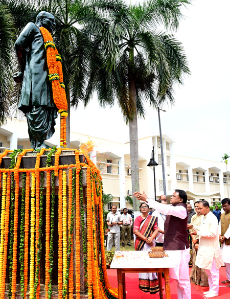 ओडिशा के मुख्यमंत्री ने बीजू पटनायक को दी श्रद्धांजलि, कहा- उनके सपने को साकार करेंगे
