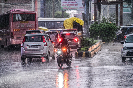 ओडिशा में अगले 48 घंटे बेहद भारी बारिश का अलर्ट, दिल्ली-एनसीआर में फिलहाल राहत