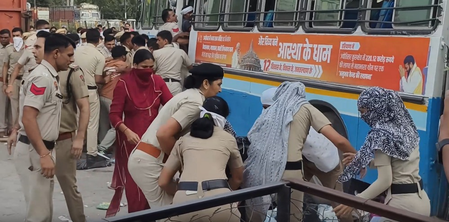 हरियाणा में सफाई कर्मचारियों की हड़ताल, पुलिस ने कर्मचारियों को लिया हिरासत में