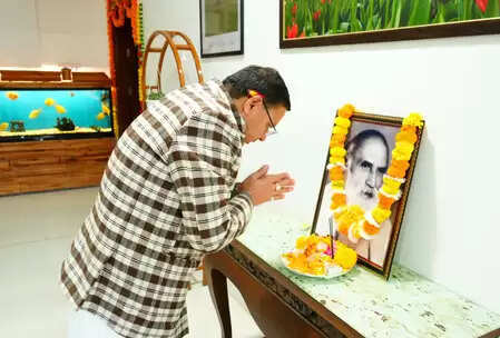 सीएम धामी ने 'उत्तराखंड के गांधी' इंद्रमणि बडोनी को दी श्रद्धांजलि, जयंती पर याद किया योगदान