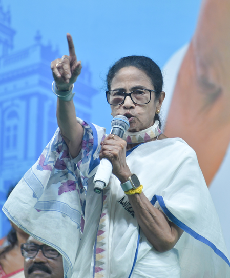 टीएमसी ने चुनाव आयोग से उत्तरपारा से भाजपा उम्मीदवार के खिलाफ की शिकायत, मतदाताओं को रिश्वत देने का आरोप