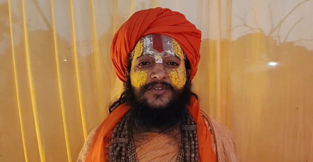 'कोर्ट-कचहरी नहीं, बातचीत से हो समाधान', रामभद्राचार्य विवाद पर बोले महंत सीताराम दास