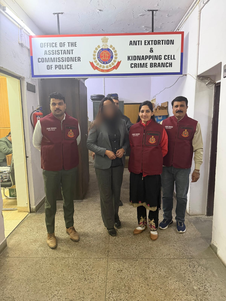 क्राइम ब्रांच की बड़ी कार्रवाई: उच्च सुरक्षा वाले दूतावास क्षेत्रों में फर्जी नंबर प्लेट वाली गाड़ी से घूम रही महिला गिरफ्तार