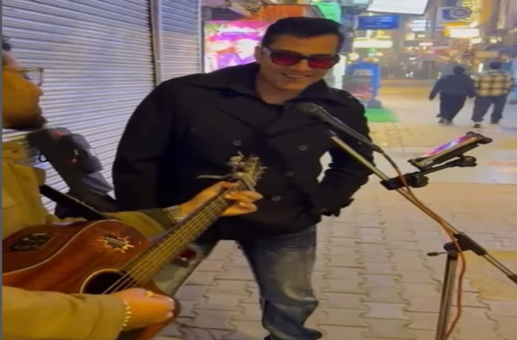 हाथ में माइक पकड़े सड़क पर गाना गाते दिखे सुधांशु पांडेय, बोले- 'बेहद खास रहा यह मौका'
