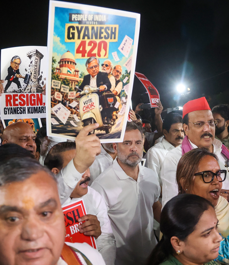 दिल्ली में मेट्रो स्टेशन बंद होने पर भड़का इंडिया ब्लॉक, कहा- इसको डर कहते हैं