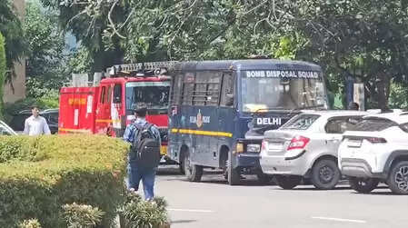 दिल्ली के कई स्कूलों को बम की धमकी, सर्च ऑपरेशन जारी