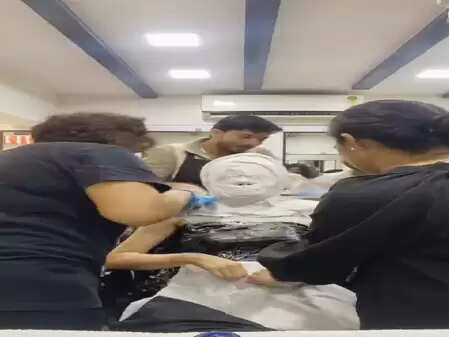 नए साल पर अदा शर्मा का नया लुक, चेहरे पर लपेटी अनगिनत पट्टियों से सांस लेना हुआ मुश्किल