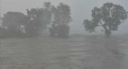 कुशीनगर में नारायणी नदी का तटबंध टूटा, कई गांवों में घुसा पानी, सीएम योगी ने राहत बचाव कार्य के दिए निर्देश
