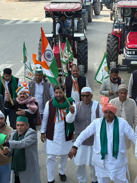 गणतंत्र दिवस पर किसान एकता का प्रदर्शन, ट्रैक्टर तिरंगा यात्रा निकालकर अधिकारों का दिया संदेश