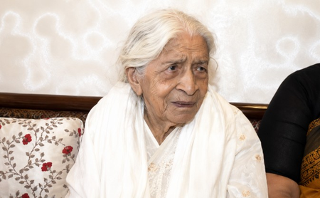 लखनऊ : 100वें जन्मदिन पर प्रतिभा जोशी को सीएम योगी की शुभकामनाएं, अधिकारियों ने पहुंचकर किया सम्मान