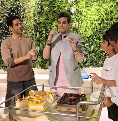 'इस बार केक कटिंग मिस कर दी', पिता जीतेन्द्र के जन्मदिन पर भावुक हुए तुषार कपूर