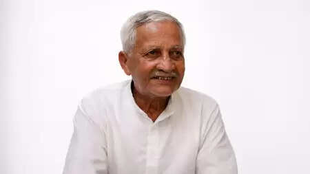 यादों में अदम : 'समय से मुठभेड़' करने वाला शायर, जिसने फाइलों में 'गांव का मौसम गुलाबी' देखा