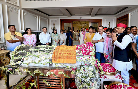 प्रतीक यादव के निधन से सियासी गलियारों में शोक, अंतिम दर्शन को जुटा सैफई परिवार