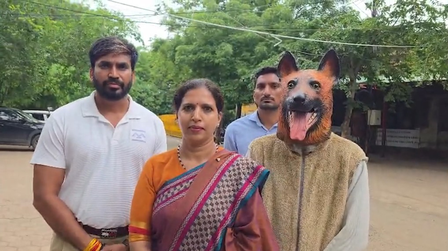 खंडवा में 'डॉग मास्क' पहनकर प्रदर्शन, 40 लाख के घोटाले का आरोप, निगम बोला- आरोप बेबुनियाद
