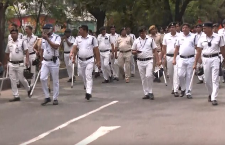 कोलकाता : प्रेम प्रसंग के चलते युवक और उसके पिता को निर्वस्त्र कर घुमाया, तीन लोग गिरफ्तार