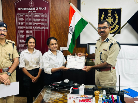 ग्वालियर में जुड़वा बहनों ने दिखाई साहस, मोबाइल स्नैचर का पीछा कर दबोचा, पुलिस ने किया सम्मानित