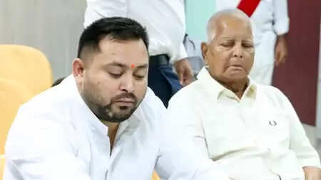 पटना के वेटनरी कॉलेज बूथ पहुंचे लालू यादव और तेजस्वी, डाला वोट