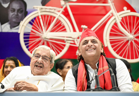 ईंधन संकट पर अखिलेश यादव का सरकार पर हमला, बोले-कैमरे झूठ नहीं बोलते