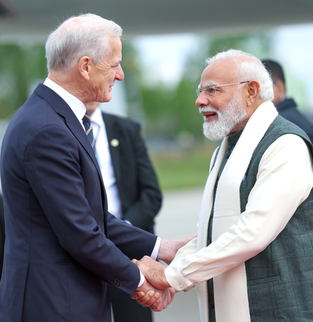 नॉर्वे पहुंचे प्रधानमंत्री मोदी, हवाई अड्डे पर पीएम स्टोरे ने किया स्वागत