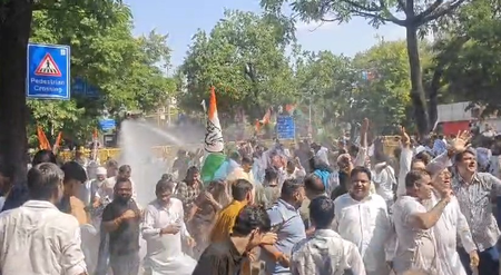 भोपाल में पैदल मार्च कर रहे कांग्रेस कार्यकर्ताओं पर वाटर कैनन का उपयोग