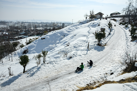 भारी बर्फबारी के बीच सिंथन टॉप पर फंसे 200 से अधिक पर्यटकों को सेना और पुलिस ने बचाया