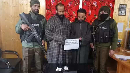 जम्मू-कश्मीर: बारामूला में नशीले पदार्थों और नकदी के साथ दो तस्कर गिरफ्तार