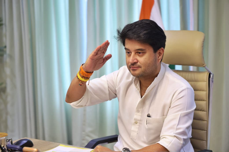 'डाक सेवा, जन सेवा' के साथ नई तकनीक से भारत के जन-जन तक पहुंच रही इंडिया पोस्ट: सिंधिया