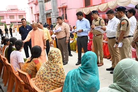 अधिकारियों से बोले सीएम योगी, बर्दाश्त नहीं की जाएगी जन समस्याओं के निस्तारण में लापरवाही