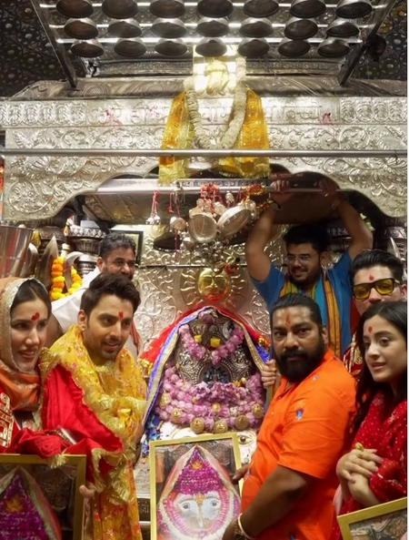 दिल्ली के कालकाजी मंदिर में आशीर्वाद लेने पहुंचे हिमांश कोहली और सोनल्ली सेगल