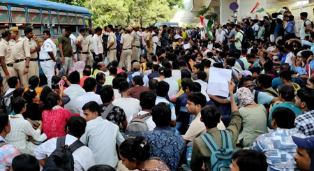 पश्चिम बंगाल: कोलकाता में शिक्षकों ने नौकरी की सुरक्षा की मांग को लेकर प्रदर्शन किया