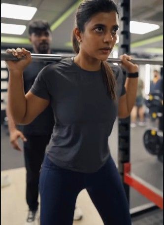 अभिनेत्री ने जिम में बहाया पसीना, फैंस को दी हाई प्रोटीन डाइट लेने की सलाह