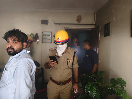 गाजियाबाद: आदित्य मेगा सिटी के फ्लैट में भीषण आग, दमघोंटू धुएं से मची अफरा-तफरी, टला बड़ा हादसा