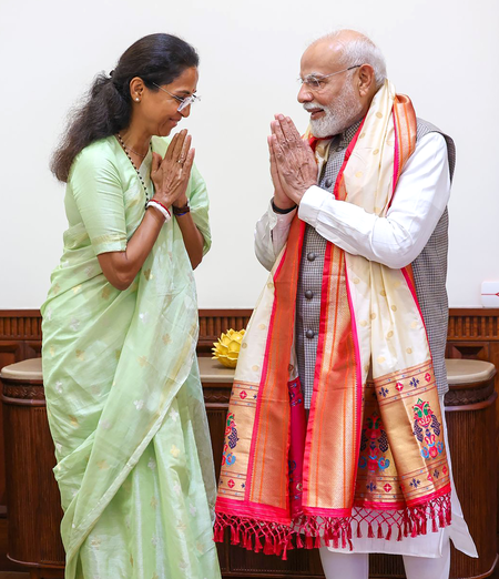 शरद पवार गुट के सांसदों का प्रतिनिधिमंडल पीएम मोदी से मिला, भाजपा ने स्वाभाविक बताया, विपक्षी दलों ने घेरा