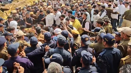 जयपुर में कांग्रेस कार्यालय की ओर मार्च के दौरान भाजपा युवा मोर्चा कार्यकर्ताओं की पुलिस से झड़प