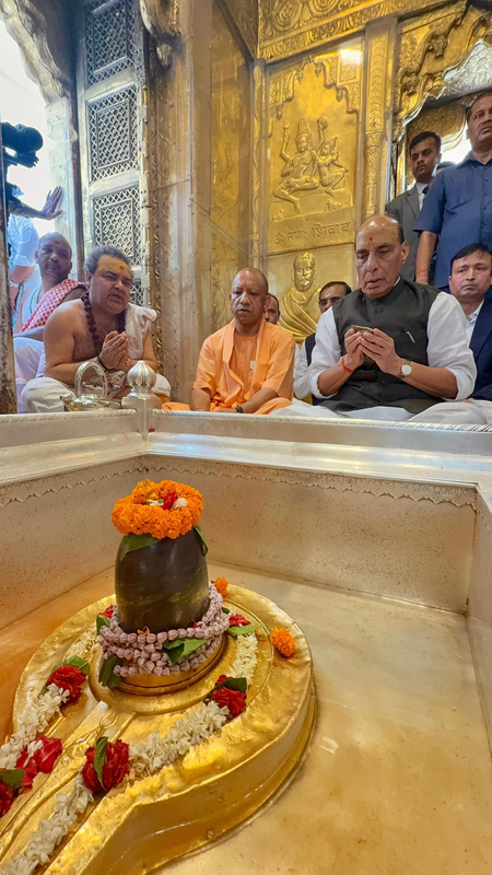 पीएम मोदी के जन्मदिन पर रक्षा मंत्री-सीएम योगी ने काशी विश्वनाथ मंदिर में की पूजा, दीर्घायु की कामना की
