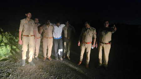 ग्रेटर नोएडा : पुलिस मुठभेड़ में गौकशी का आरोपी पैर में गोली लगने से घायल, हथियार और संदिग्ध सामान बरामद