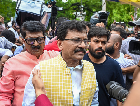 संजय राउत का महाराष्ट्र के सीएम पर निशाना, बोले- सीईसी का बचाव कर रहे देवेंद्र फडणवीस