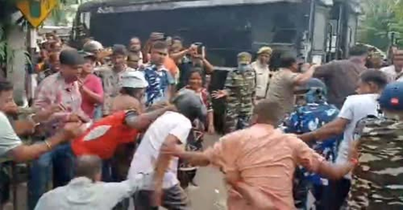 आरजी कर रेप और हत्या मामला: गिरफ्तार पूर्व पानीहाटी नगरपालिका प्रमुख पर फेंके गए अंडे और पत्थर