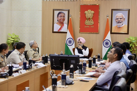 दिल्ली के एलजी टीएस संधू ने वरिष्ठ पुलिस अधिकारियों के साथ ट्रैफिक मैनेजमेंट पर चर्चा की