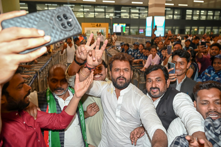 मुजफ्फरपुर: खेसारी लाल यादव के कार्यक्रम से पहले बेकाबू भीड़ से मची अफरातफरी, पुलिस को करना पड़ा लाठीचार्ज