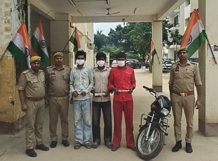 इकोटेक-3 पुलिस की कार्रवाई, अवैध हथियारों के साथ तीन आरोपी गिरफ्तार