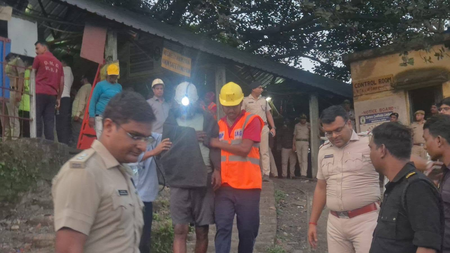 पश्चिम बंगाल  : पांडवेश्वर की कोयला खदान में फंसे 12 मजदूर रातभर चले ऑपरेशन के बाद सुरक्षित निकाले गए