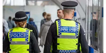 ट्रेन में चाकूबाजी कोई आतंकी घटना नहीं, दो ब्रिटिश नागरिक गिरफ्तार: यूके पुलिस