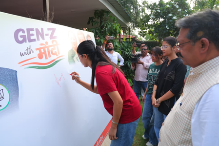 दिल्ली भाजपा प्रमुख हर्ष मल्होत्रा ​​ने कॉलेज के छात्रों के साथ 'युवा संवाद' किया