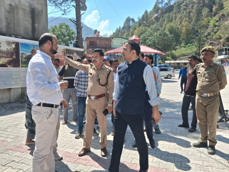 उत्तरकाशी: जिलाधिकारी प्रशांत आर्य ने 9 पिंक कियोस्क का किया उद्घाटन