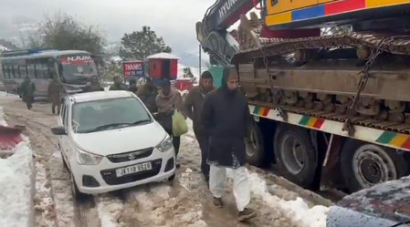 जम्मू-कश्मीर: बर्फबारी के बाद बीच रास्ते से लौटे गुलाम अली खटाना, भाजपा सांसद ने जताई नाराजगी