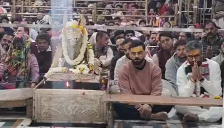 विराट कोहली और कुलदीप यादव भगवान महाकाल के दरबार में पहुंचे, भस्म आरती में शामिल हुए