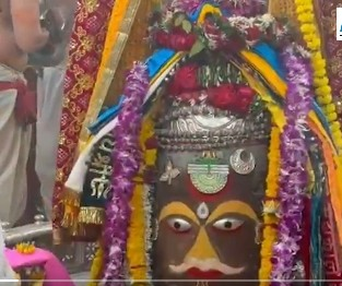 जय महाकाल के जयकारों से गूंजी उज्जैन नगरी, तड़के भस्म आरती में बाबा का हुआ अलौकिक दिव्य श्रृंगार
