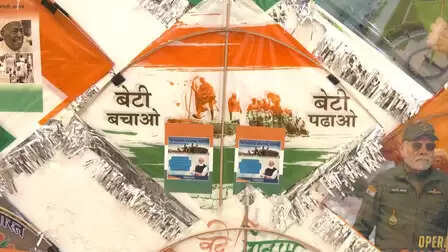 गुजरात काइट फेस्टिवल में भी पीएम मोदी की धूम, योजनाओं की जानकारी वाली पतंगों की बढ़ी मांग